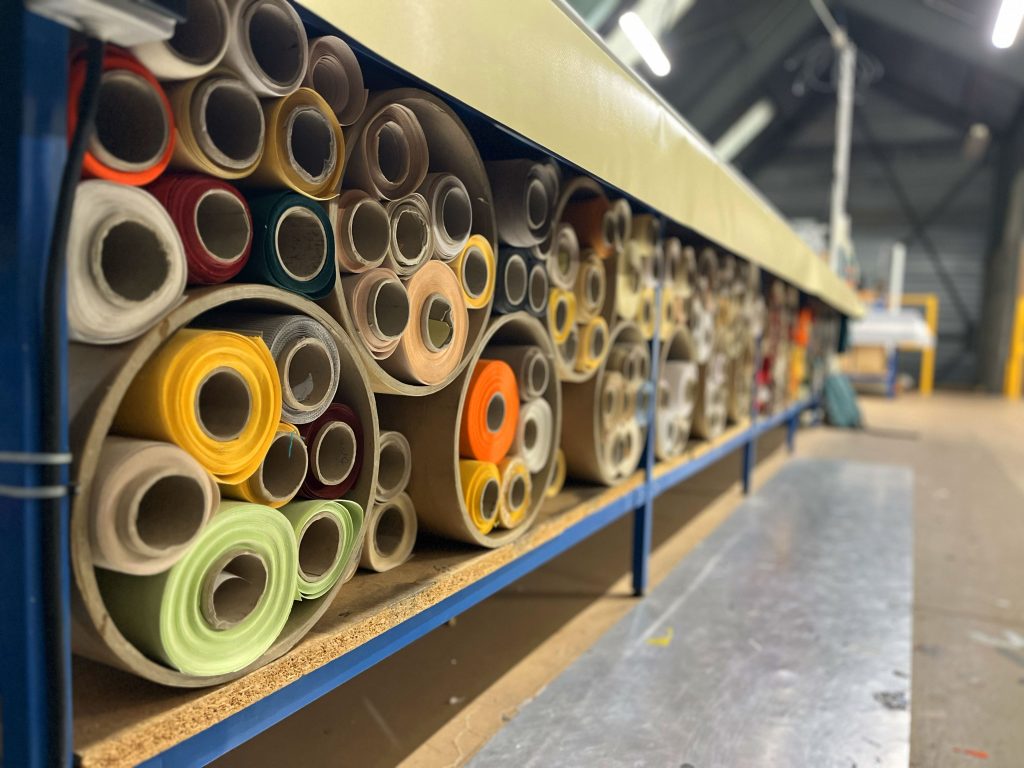 Les célèbres parasols de Deauville sont fabriqués par une petite entreprise près de la plage - ouest-france.fr
