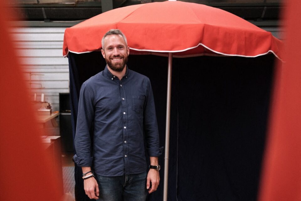 Depuis 60 ans, l’entreprise Dolley Stores fabrique les célèbres parasols de Deauville - actu.fr
